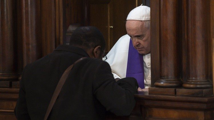 Ilustračná snímka: Pápež František pri spovedaní v Lateránskej bazilike, 2019