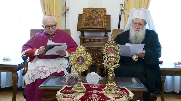 Nuncius v Bulharsku Mons. Pecorari s patriarchom Neofytom pri odovzdaní daru relikvií sv. Klementa a Potita (27. feb. 2020)