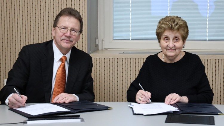 耶穌聖嬰兒科醫院院長埃諾克和IBM副總裁凱利博士簽署合作協議