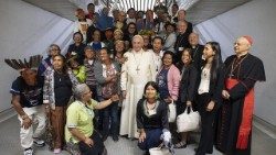 Em foto de arquivo, um registro do Papa Francisco em meio às mulheres