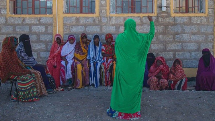 2020.03.04 Un facilitatore di ragazze adolescenti in Etiopia parla alle ragazze della pratica dannosa della MGF (Mutilazione genitale femminile)