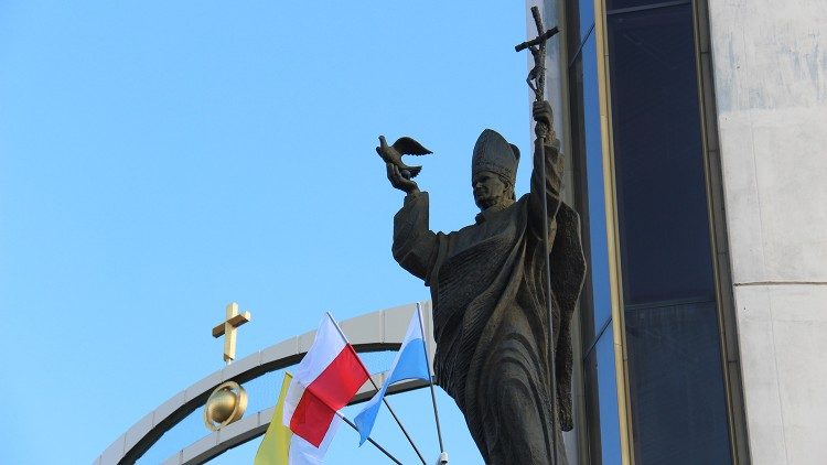 La statue de Jean-Paul II devant le Sanctuaire de la Miséricorde Divine à Cracovie en Pologne. 