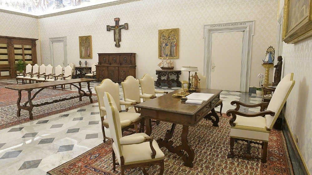 Sála bibliotéky v Pápežskom paláci, odkiaľ sa prihovorí Svätý Otec cez televízny prenos