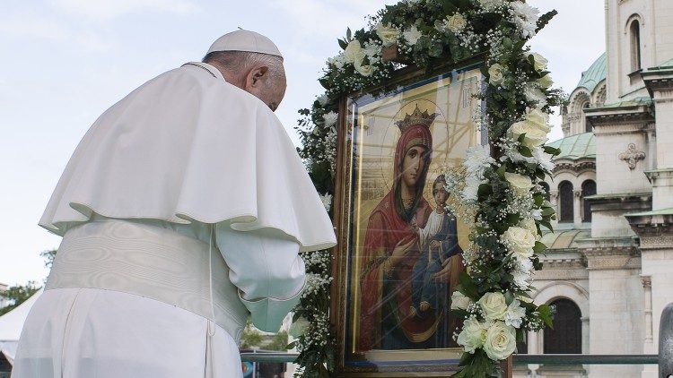Папа молиться перед іконою Божої Матері (фото з архіву)