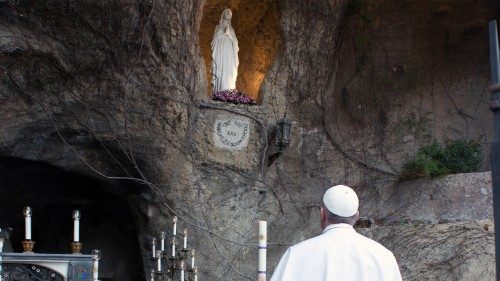 教皇フランシスコ、バチカン庭園内の「ルルドの洞窟」前で