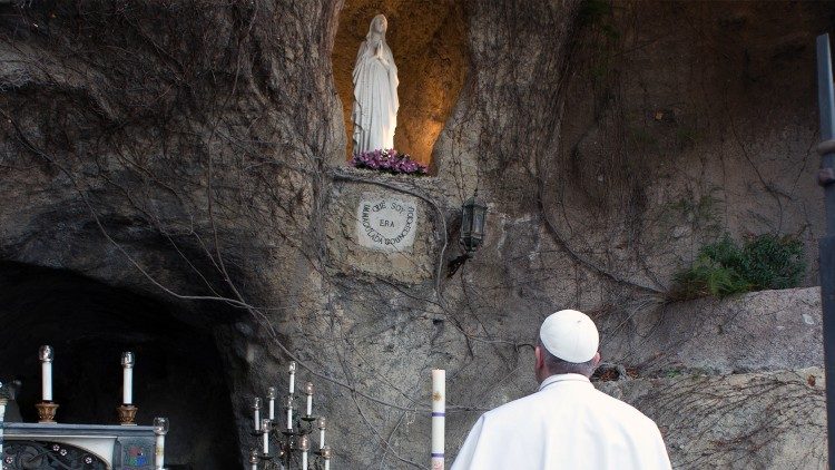 教皇フランシスコ、バチカン庭園内の「ルルドの洞窟」前で