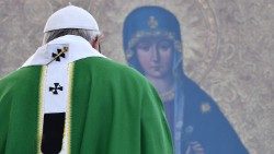 El Papa en oración ante la Virgen de Trakai en Lituania