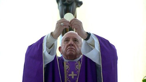 Il Papa a Santa Marta: pregare per le autorità e non dimenticare i poveri