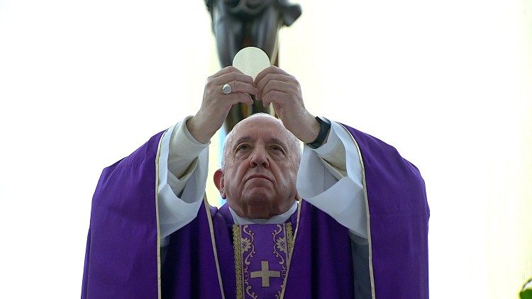 Påven firar mässan i sankta Martas kapell