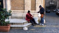 Un senzatetto a Roma riceve una bevanda calda