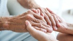 Assistenza persone anziane , conforto anziani , mani