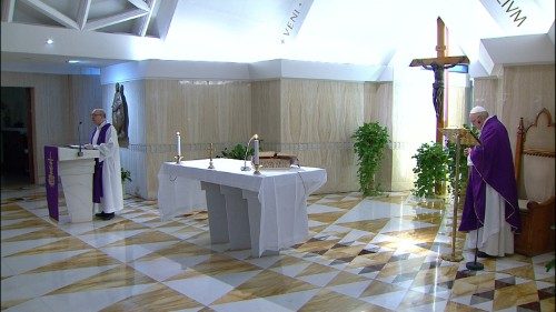 El Papa en Santa Marta reza por la paz en las familias en este momento difícil