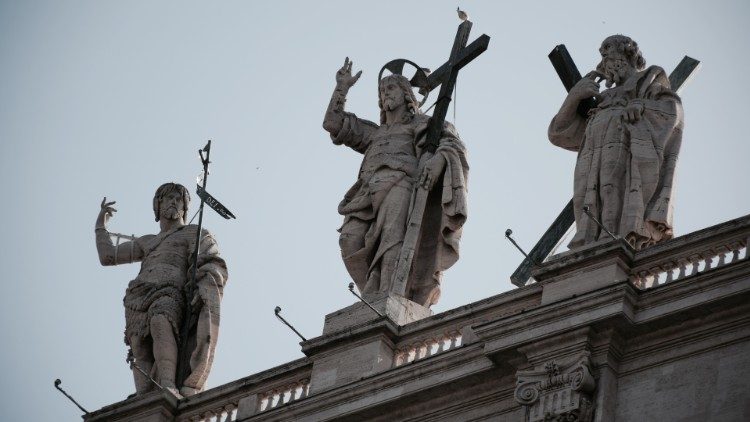 Imagem de Jesus e apóstolos no alto da fachada da Basílica de São Pedro