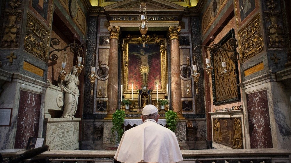 Il Papa prega davanti al Crocifisso di San Marcello al Corso