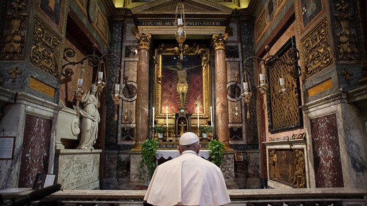 François devant le crucifix de l’église San Marcello al Corso, à Rome