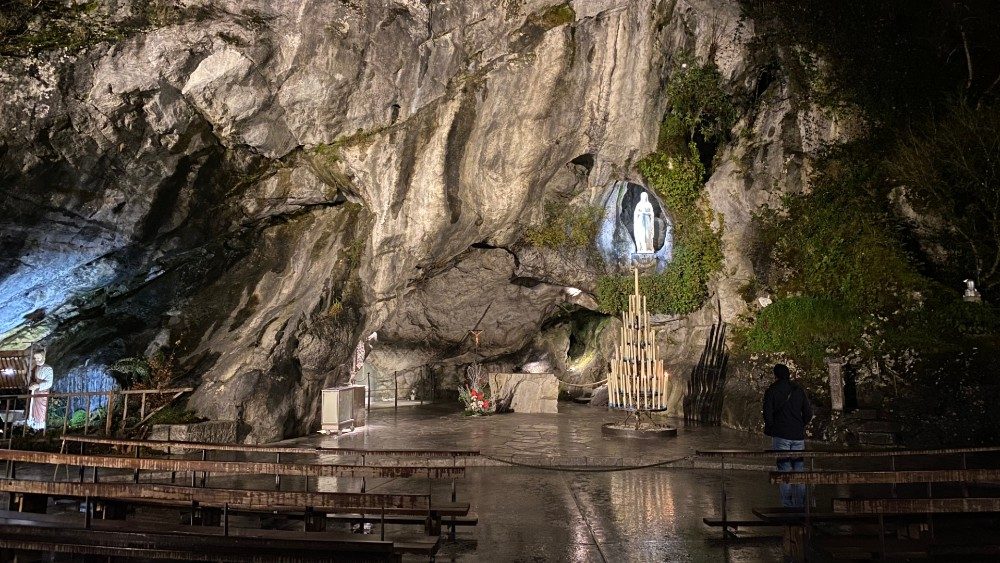 Die Grotte von Lourdes menschenleer - eine Aufnahme vom Januar