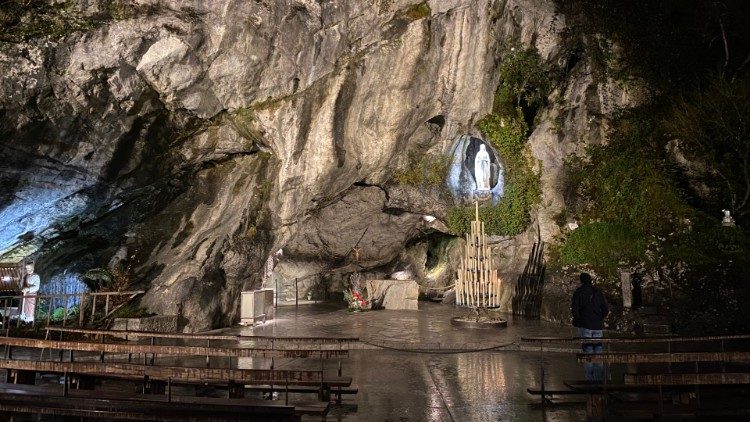 Grota aparițiilor Maicii Domnului la Lourdes, în Franța.