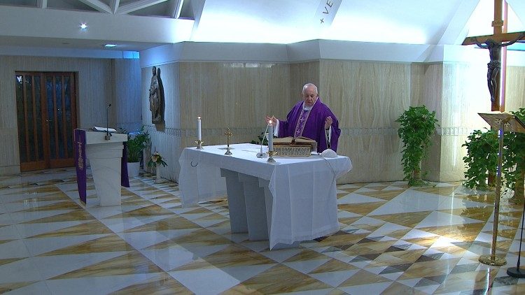 2020.03.17 Papa Francesco celebra la messa a casa Santa Marta