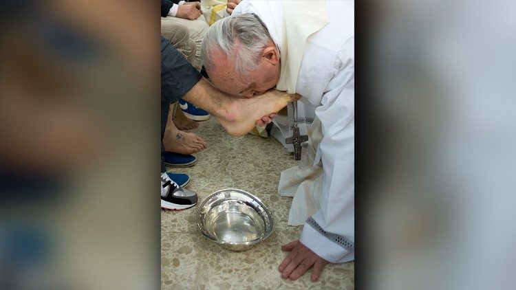 Papež Frančišek umiva noge med obhajanjem Gospodove zadnje večerje.