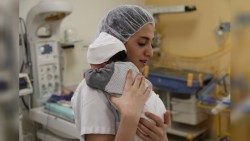 Un nourrisson et sa mère à l'hôpital de la Sainte Famille à Bethléem