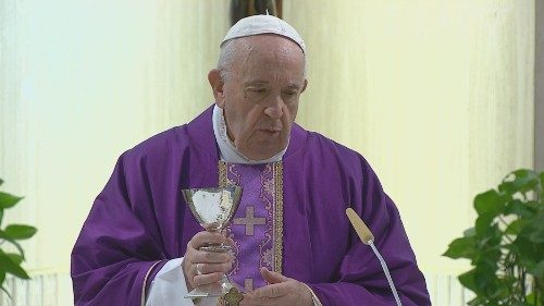 Il Papa a Santa Marta prega per le famiglie chiuse a casa con i bambini