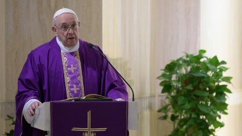 El Papa en Santa Marta reza por las familias encerradas en casa 