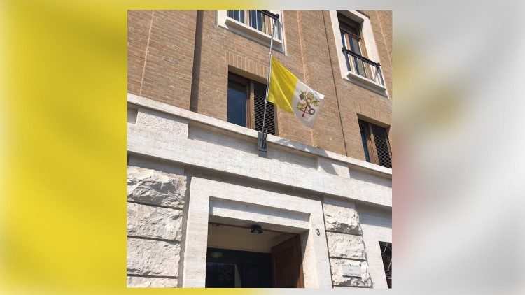 Zastava na pola koplja iznad ulaza u zgradu "Vatican Newsa"