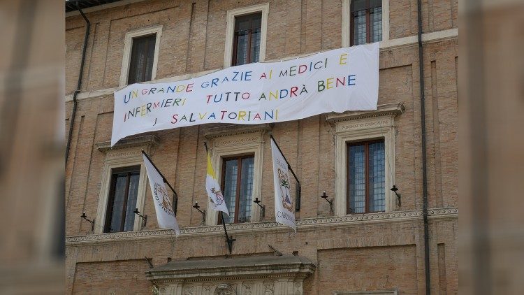 Roma, da Via della Conciliazione il grazie a chi cura i malati