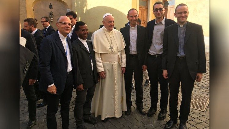 Sacerdoti della squadra Campioni del cuore con Papa Francesco