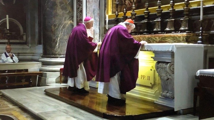 Кардинал Конрад Краевский и архиепископ Пьеро Марини на Мессе у гробницы св. Иоанна Павла II