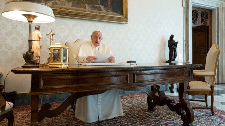 Papež František ve své pracovně