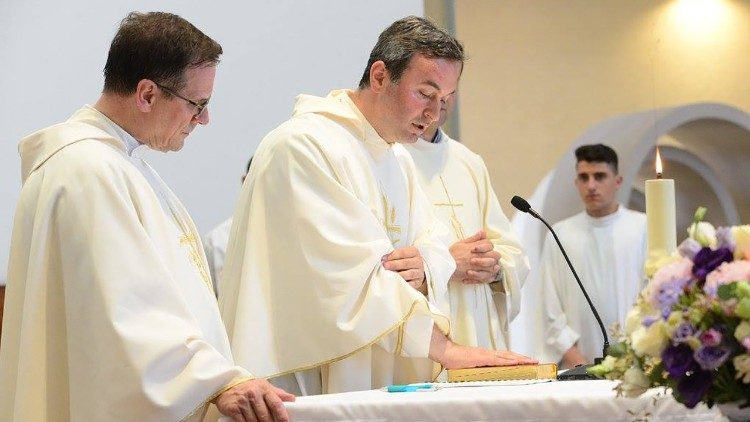 Mgr Arjan Dodaj célèbre la messe à Tirana, capitale de l'Albanie