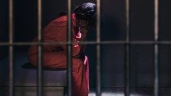 Una donna in carcere che sconta la sua pena