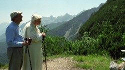 Jan Paweł II z kard. Dziwiszem w górach