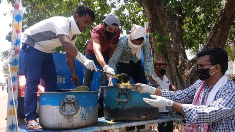 印度的耶稣会士在比哈尔邦为贫困者提供食物