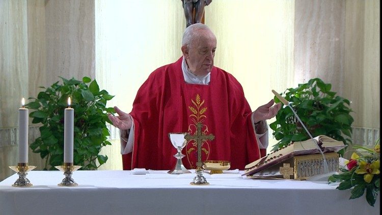 Pápež František pri rannej svätej omši v  kaplnke Domu sv. Marty, v sobotu 25. apríla