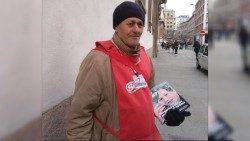 Un vendeur du journal de rue italien "Scarp de' Tenis"