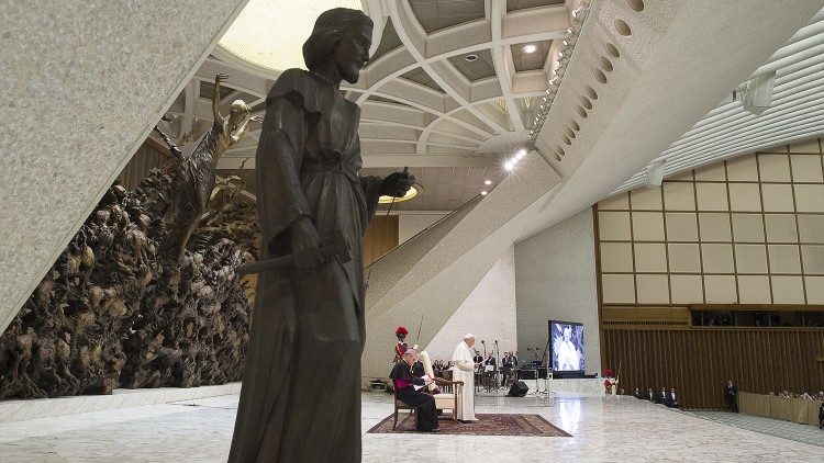 Popiežiaus audiencija ACLI nariams. Ši šv. Juozapo Darbininko statula šiuo metu yra šv. Mortos namų koplyčioje