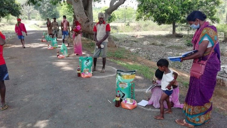  Fondazione Fiya Arouse aiuta poveri, bisgoniosi durante it tempo pandemia in India