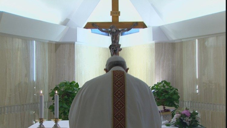 O Papa Francisco celebra a missa na Casa Santa Marta