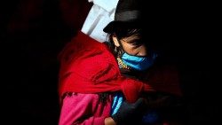 Ecuador: Eine Frau schützt sich vor dem Virus