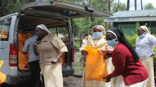 貧しい人々への支援物資を運ぶ修道女たち　2020年5月　ケニアで