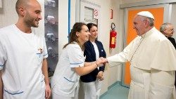 Ilustrační foto: Papež František při jedné ze svých návštěv nemocnice Bambin Gesù 