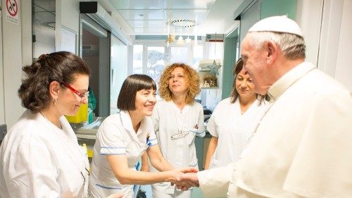教皇フランシスコ、ローマの小児科病院で医師や看護師らと　2013年12月