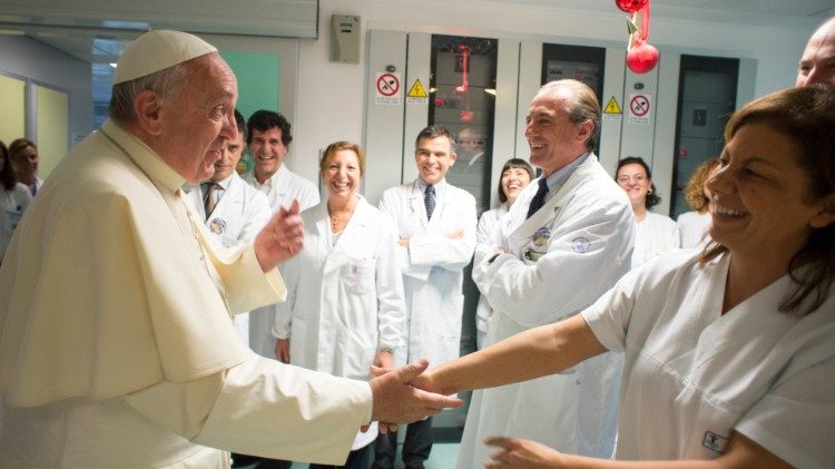 वाटिकन के बम्बिनो जेसु अस्पताल में स्वास्थ्यकर्मियों से मुलाकात करते संत पापा फ्राँसिस