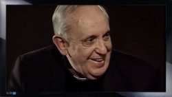 Il cardinale Bergoglio durante un'intervista ad una televisione argentina