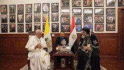 Die Begegnung von Tawadros II. und Papst Franziskus auf dessen Ägyptenreise am 28.4.2016