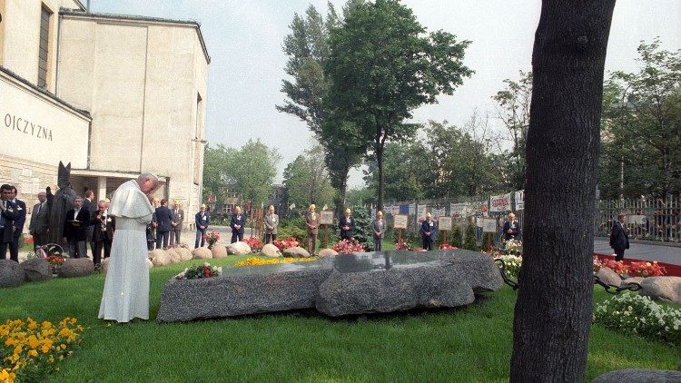 Jonas Paulius II meldžiasi prie kankinio pal. kun. J. Popieluszko kapo Lenkijoje 1987 m. birželio 14 d.