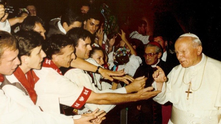 2020.05.18 Comunità polacca nel sud del Brasile incontra il Papa Giovanni Paolo II em varie occasioni, in Brasile o in Italia. Grupo Jupem com João Paulo II - 1980, 1996 e 1997