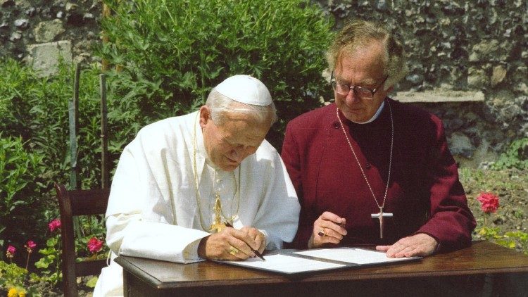 2020.05.19 Papa San Giovanni Paolo II con l'arcivescovo di Canterbury Robert Runcie 